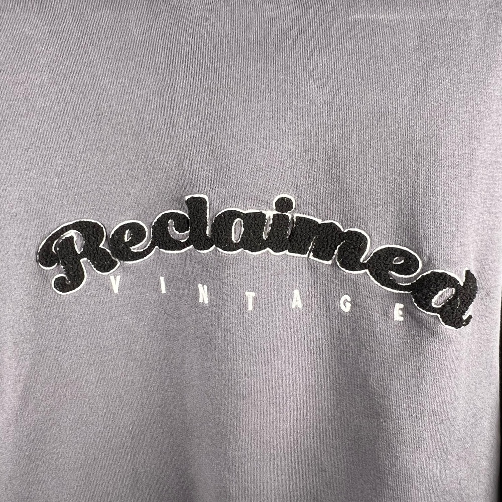 Reclaimed Vintage inspired unisex oversized hoodie front embroidery in charcoal - Picture 2 of 7